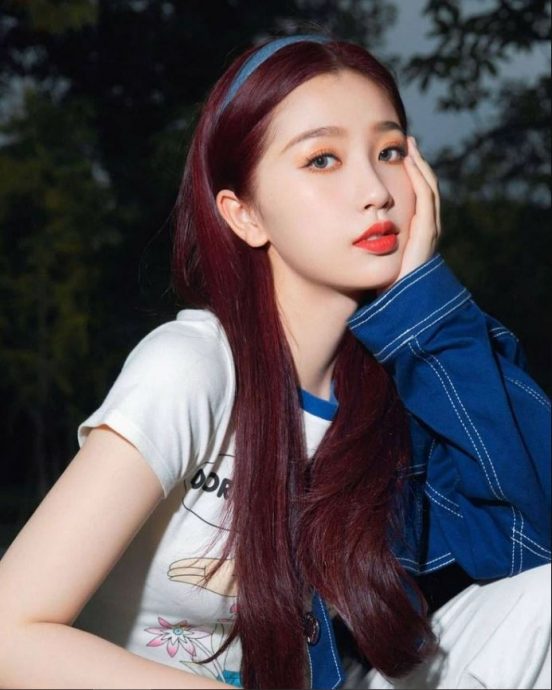 虞书欣美式复古辣妹装扮　蹲垃圾桶旁滑手机全被拍	