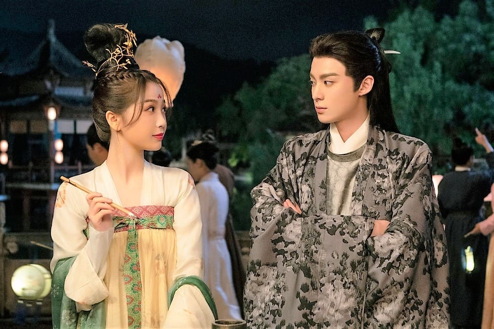 虞书欣美式复古辣妹装扮　蹲垃圾桶旁滑手机全被拍	