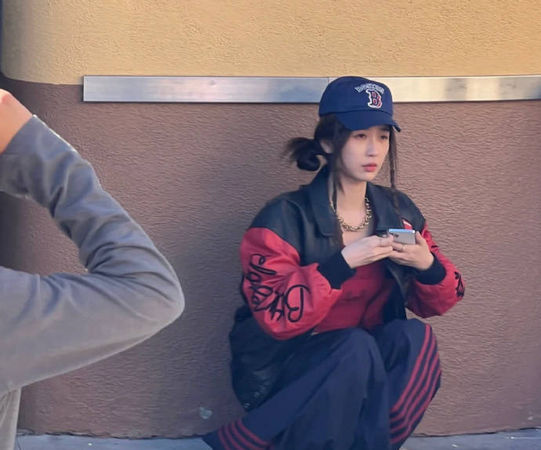 虞书欣美式复古辣妹装扮　蹲垃圾桶旁滑手机全被拍	