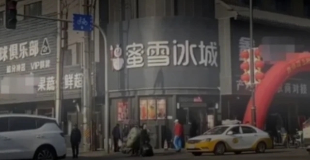 街道招牌统一黑底白字惹议 官方:新中式风格