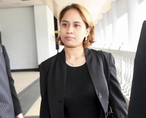 表演时脱头巾衣裙 女网红被罚RM8000