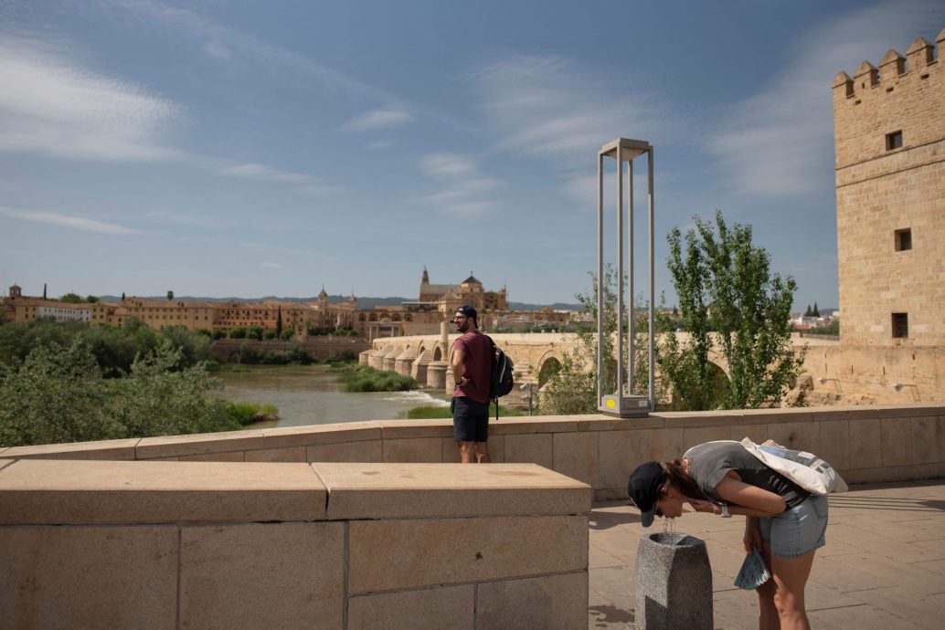 西班牙酷热如夏民众关在家 4月飙38.8度破纪录