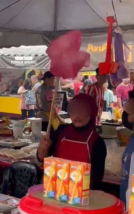 视频 |“不买就滚开 我要做生意”摊贩被骂无礼还做状要打人