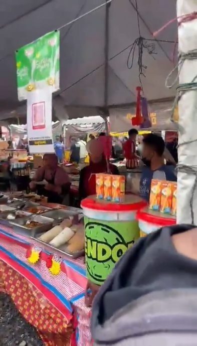 视频 |“不买就滚开 我要做生意”摊贩被骂无礼还做状要打人