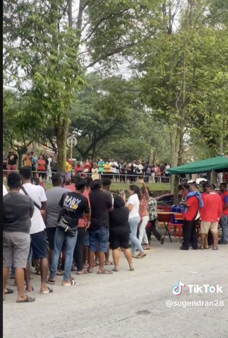 视频 | 一顾客买50包 椰浆饭卖光·众人排队6小时扑空大骂摊主