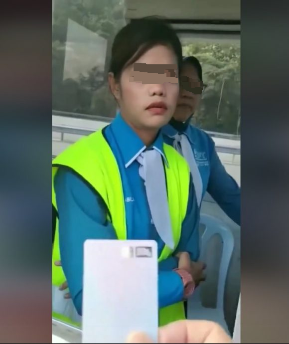 视频 | TNG卡失灵又不愿付现金·男子大骂收费站职员发泄