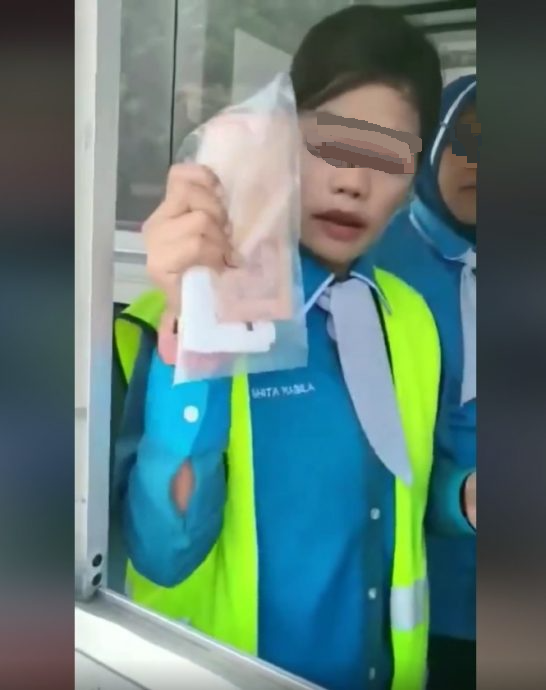 视频 | TNG卡失灵又不愿付现金·男子大骂收费站职员发泄