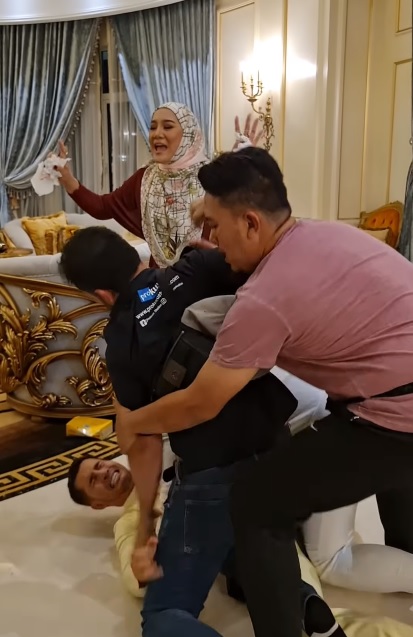 视频|拍摄节目打破40万花瓶 富商与演员扭打成团