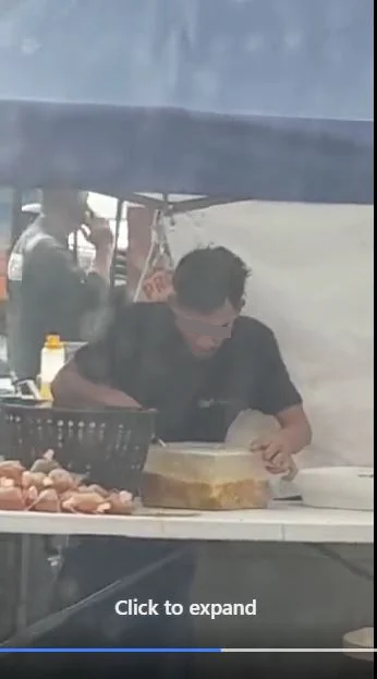 视频|档口小贩往食物吐口水 网怒：太恶心！