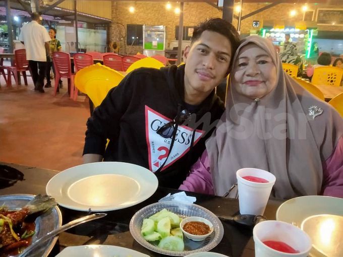 视频|澳洲6年儿子终回家 妈妈开心到“还没吃饭就说饱了”