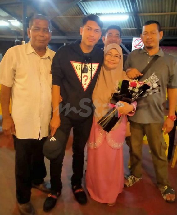 视频|澳洲6年儿子终回家 妈妈开心到“还没吃饭就说饱了”