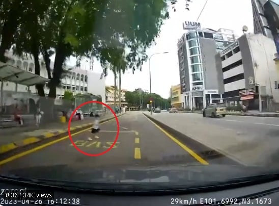 视频|男童路旁嬉闹忘我 突冲出马路险被撞  