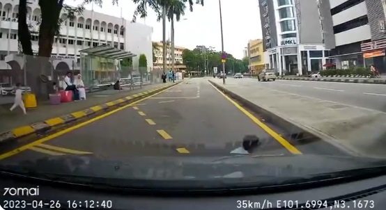 视频|男童路旁嬉闹忘我 突冲出马路险被撞  