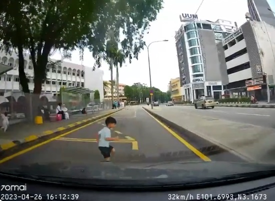 视频|男童路旁嬉闹忘我 突冲出马路险被撞  