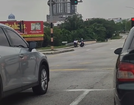 视频|闯红灯遭后尾警察拦截  骑士：看到红灯但没看到你在