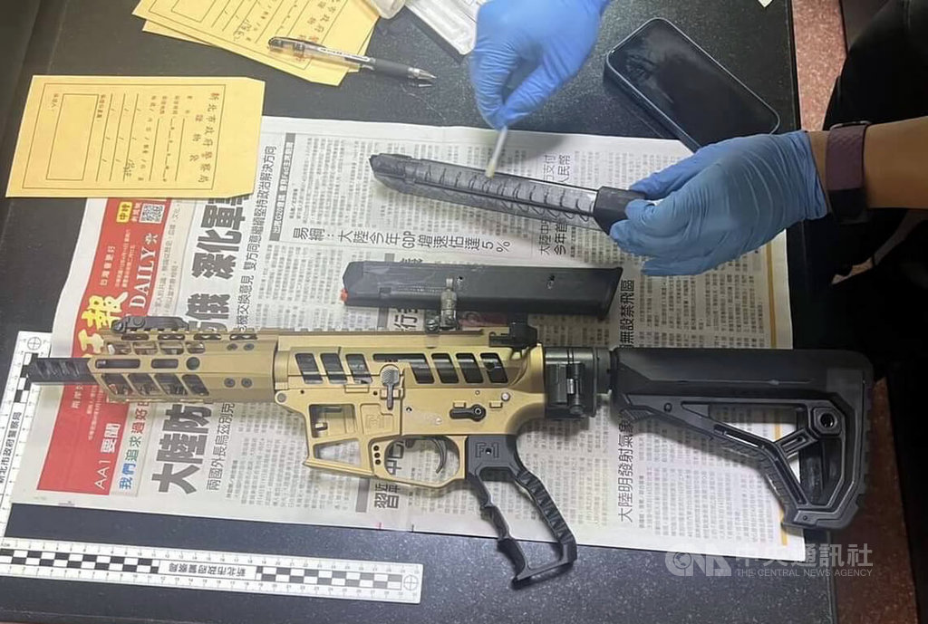 视频/少年51鎗扫射当铺卷门 数摩托车中14鎗