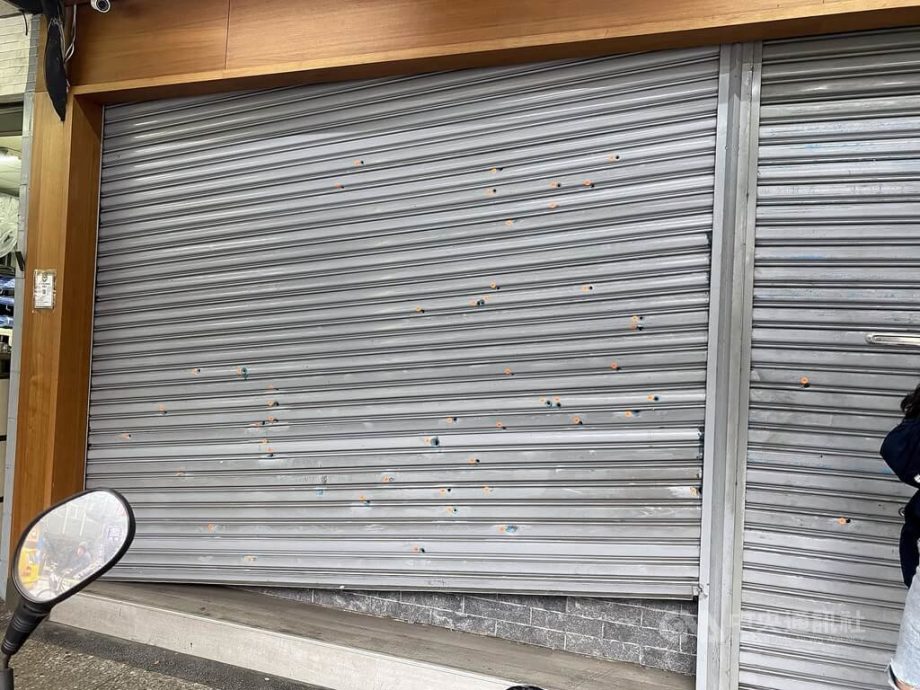 视频/少年51鎗扫射当铺卷门 数摩托车中14鎗