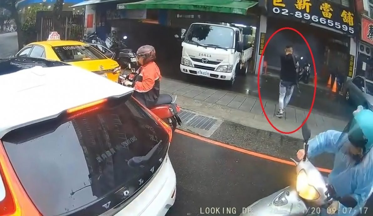 视频/少年51鎗扫射当铺卷门 数摩托车中14鎗