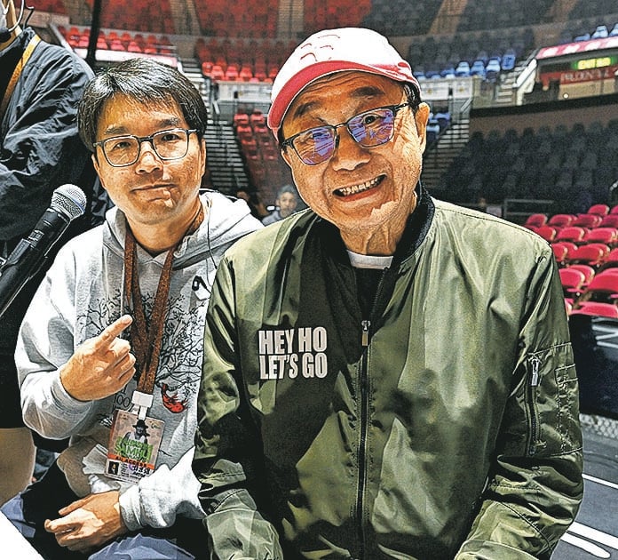 许冠文揭《铁塔凌云》歌词秘密 爆许冠杰遭母亲反对结婚