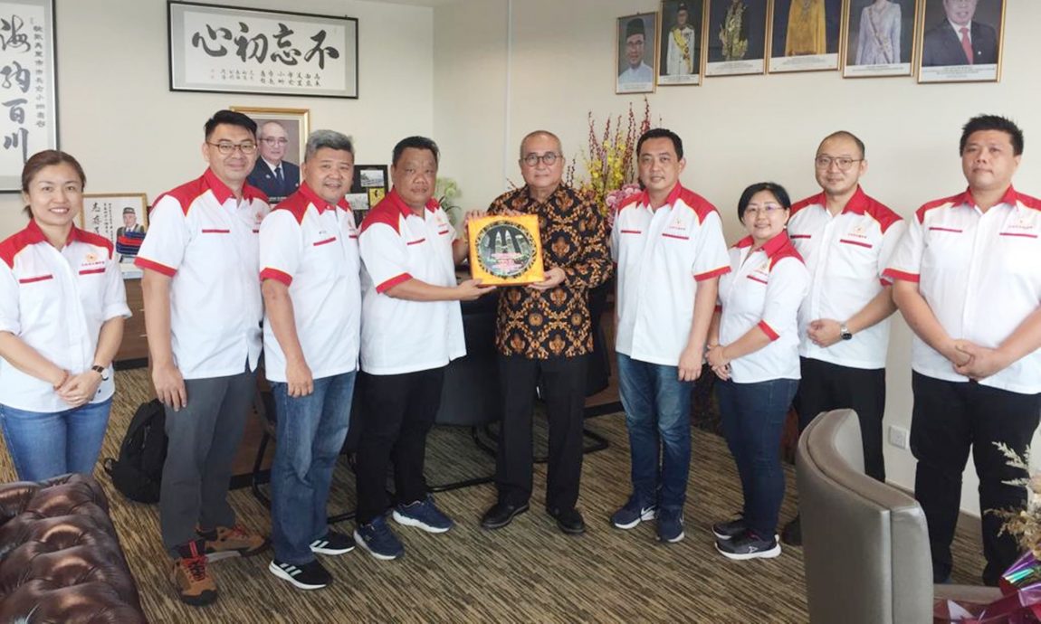 访砂与部长市长交流 嘉联青推广数学金杯赛