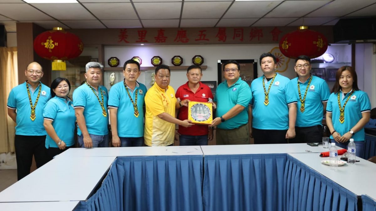 访砂与部长市长交流 嘉联青推广数学金杯赛