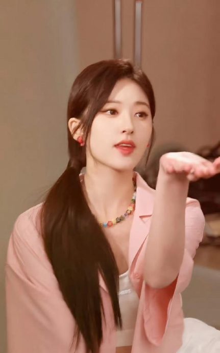 赵露思新任“谋女郎”？ 《英雄联盟》搭易烊千玺