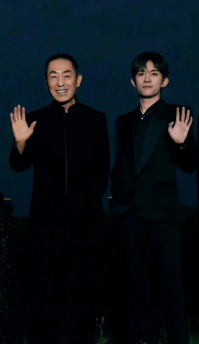 赵露思新任“谋女郎”？ 《英雄联盟》搭易烊千玺