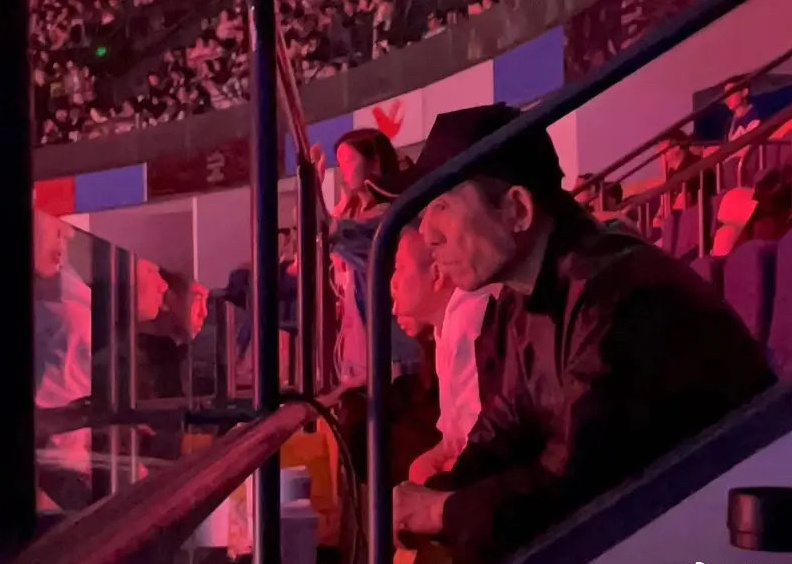 赵露思新任“谋女郎”？ 《英雄联盟》搭易烊千玺