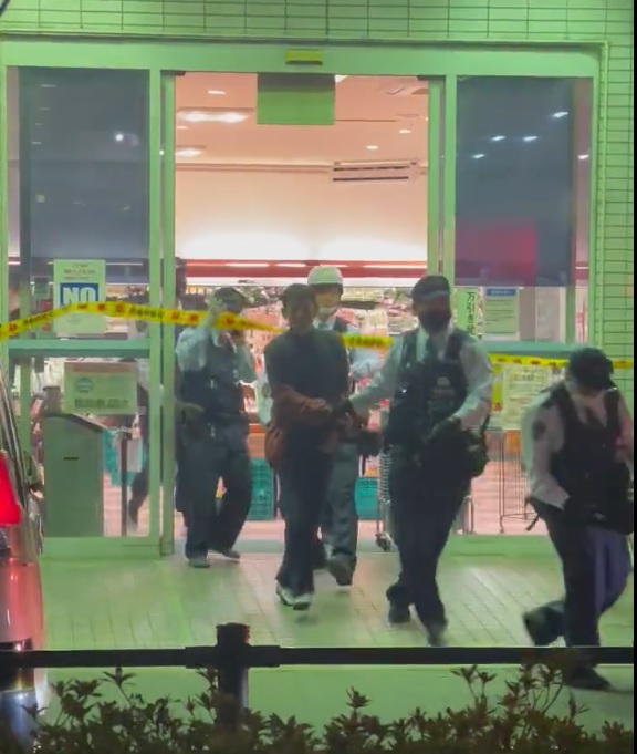 超市持刀袭击4人伤 疑凶被捕