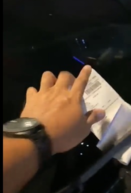 违例泊车被锁轮、被涂鸦“没脑” 司机录影上网反被骂