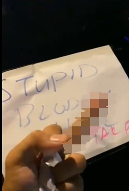 违例泊车被锁轮、被涂鸦“没脑” 司机录影上网反被骂