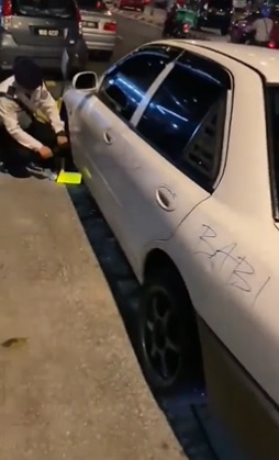 违例泊车被锁轮、被涂鸦“没脑” 司机录影上网反被骂