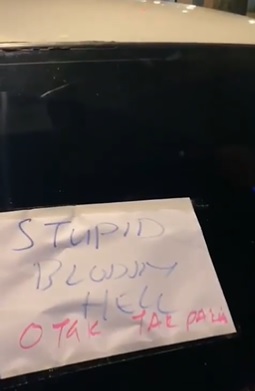 违例泊车被锁轮、被涂鸦“没脑” 司机录影上网反被骂