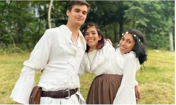 连体双胞胎姐妹恋爱2年多 三人行没问题