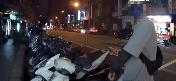 通缉犯百公里会女网友 路边痴等傻笑被捕