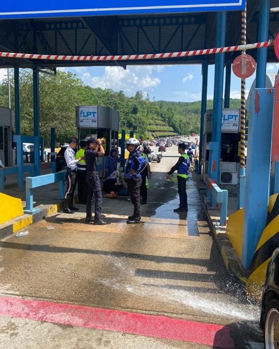 晕眩后停文冬收费站·4乘客送院