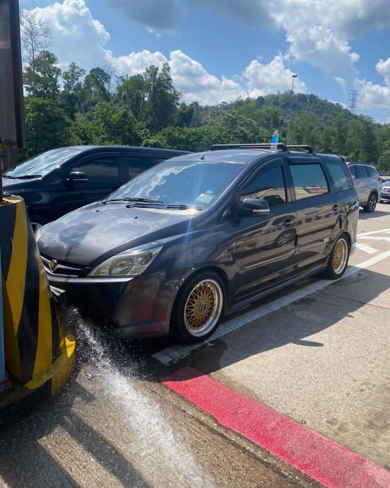 晕眩后停文冬收费站·4乘客送院