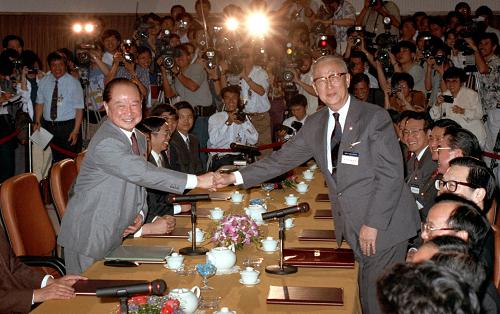   配头两图)李大维视察海基会联合服务中心   李大维视察海基会联合服务中心