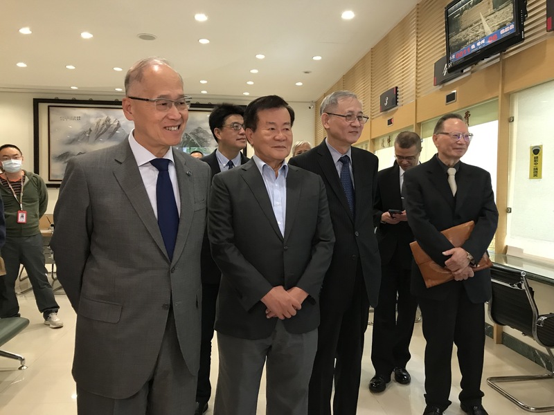   配头两图)李大维视察海基会联合服务中心   李大维视察海基会联合服务中心