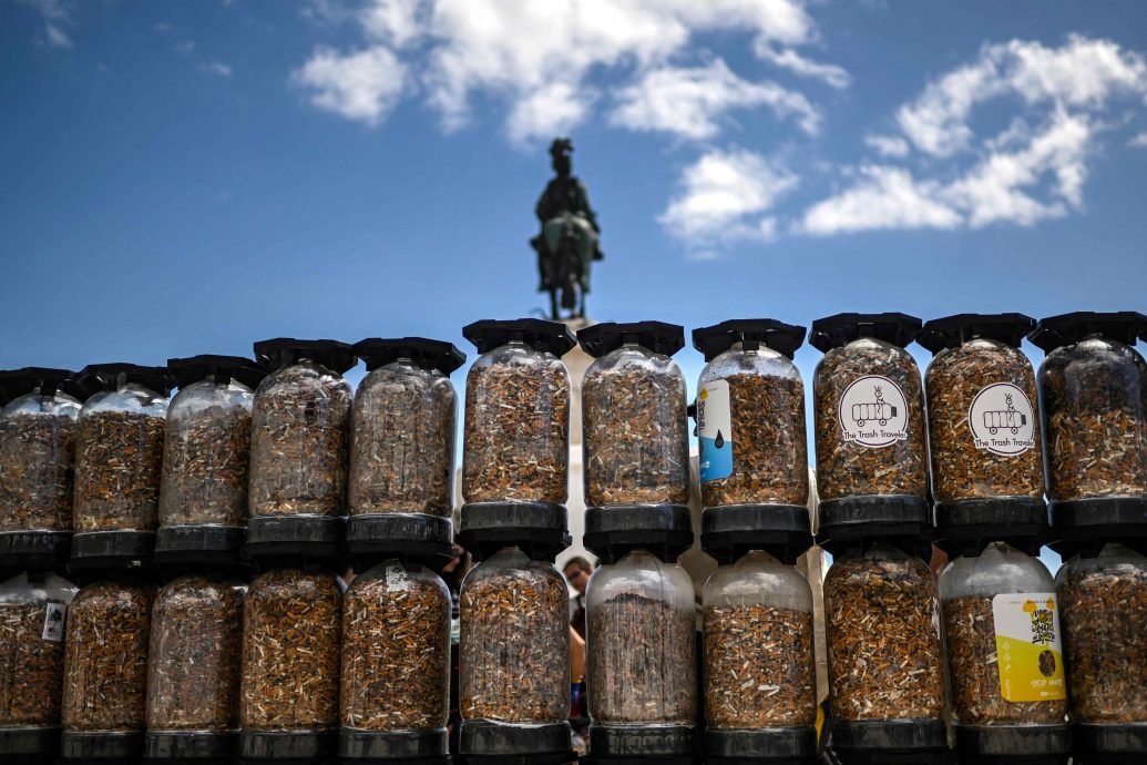 里斯本市中心堆满65万个烟头  谁干的？