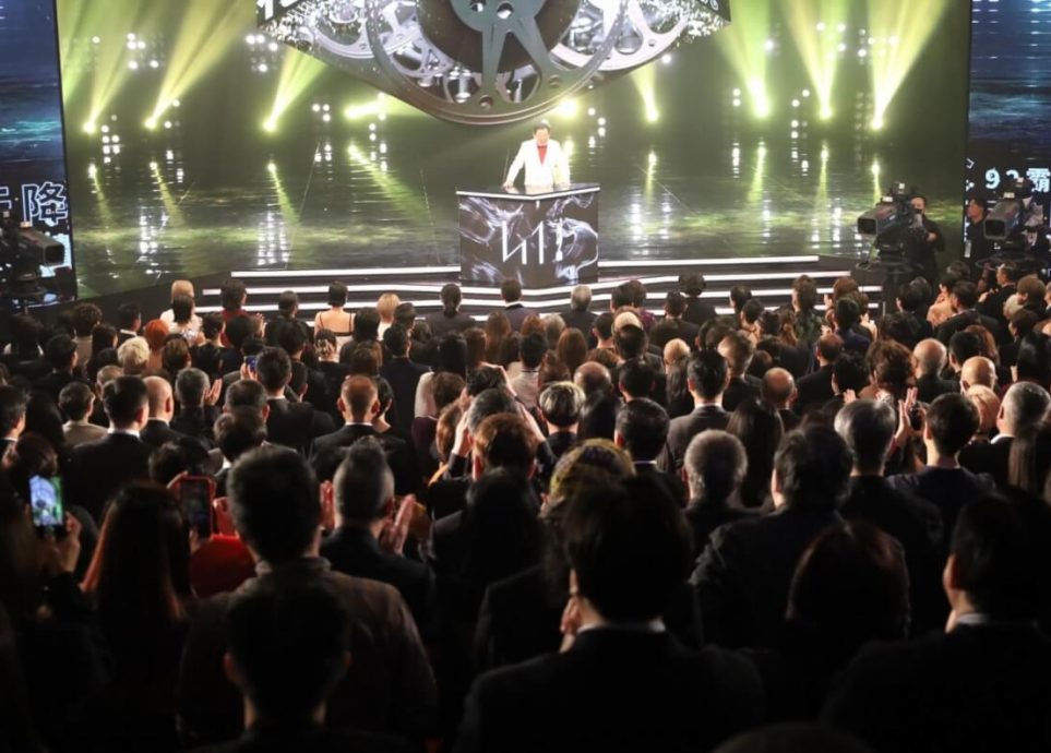 金像奖2023|胡枫跳恰恰领终身成就奖 高唱“等到花儿也谢了”