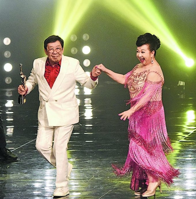 金像奖2023|胡枫跳恰恰领终身成就奖 高唱“等到花儿也谢了”