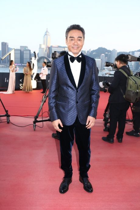 金像奖红毯｜杨紫琼压轴登场 金黄色礼服显贵气