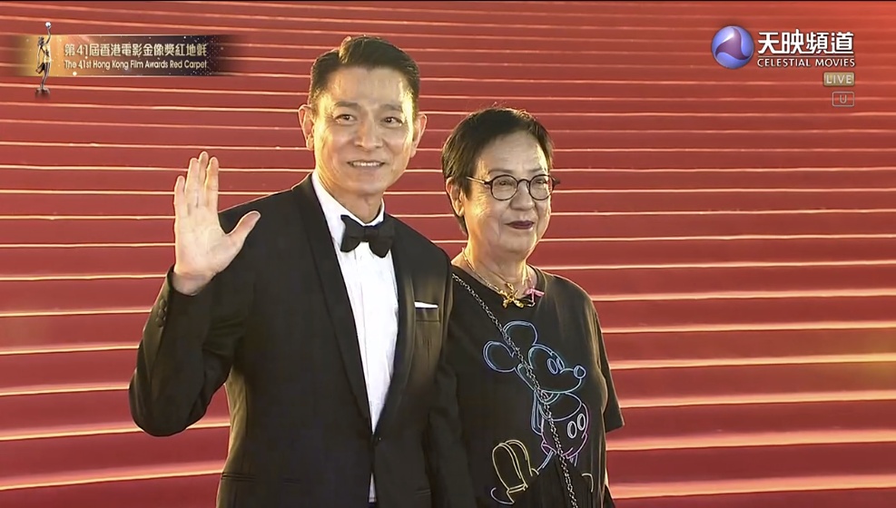 金像奖红毯｜杨紫琼压轴登场 金黄色礼服显贵气