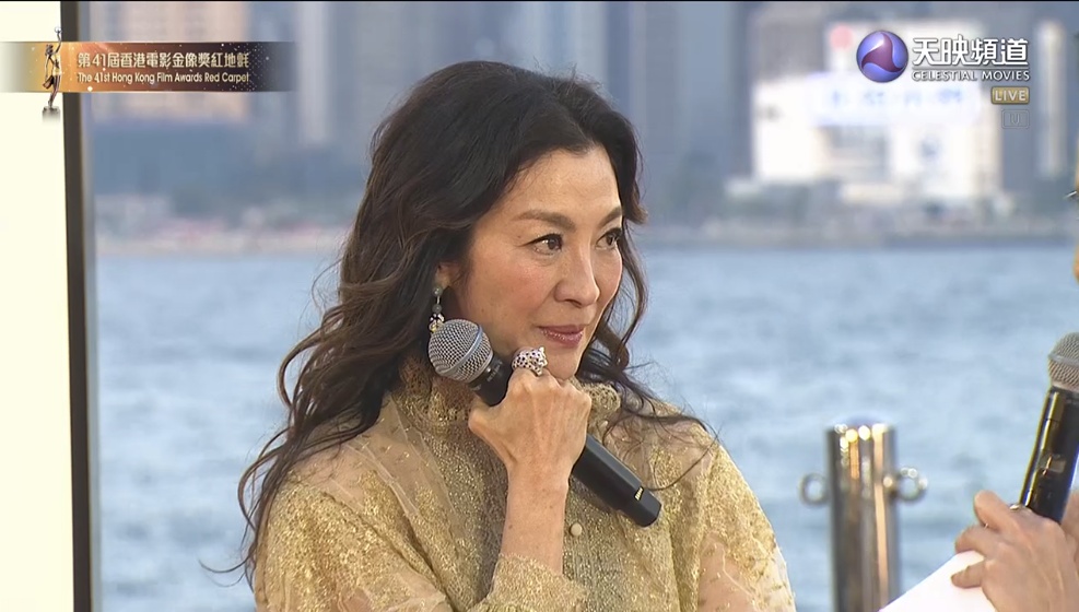 金像奖红毯｜杨紫琼压轴登场 金黄色礼服显贵气