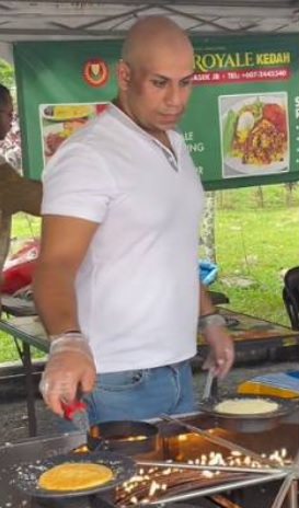 长得像云迪素在网上爆红 小贩：我也是他粉丝