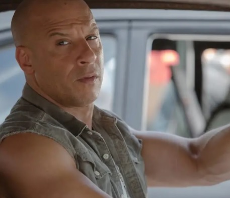 长得像云迪素在网上爆红 小贩：我也是他粉丝