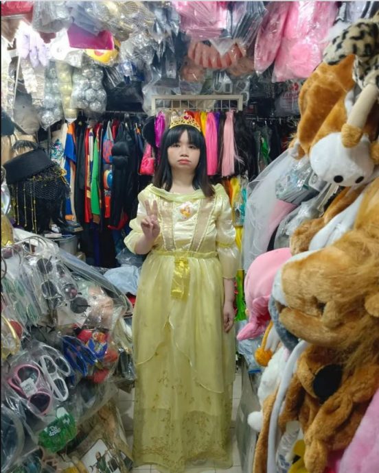 阿仪扮公主触犯规例 被拒入迪士尼