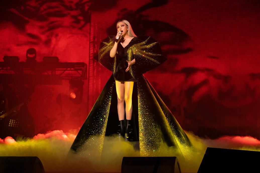 阿妹激瘦傲秀深V铅笔腿 唱一半泪崩喊救命