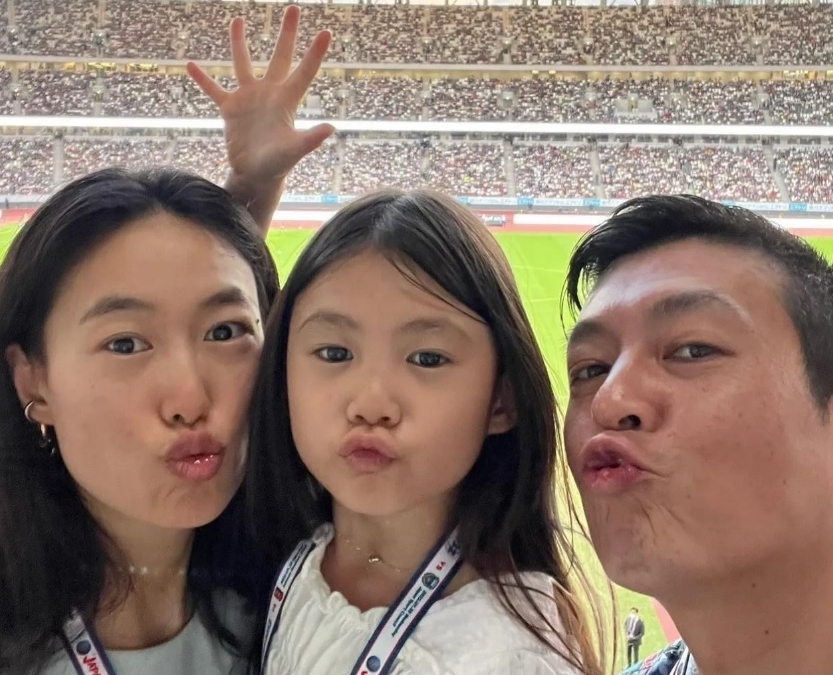 陈冠希嘴对嘴亲吻6岁女儿 网轰“姑娘都大了不好吧”